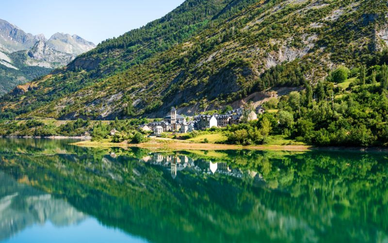 Lanuza se reflète dans le lac de barrage du même nom