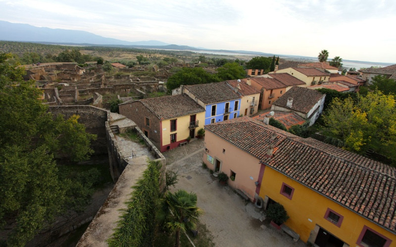 Avenue principale de Granadilla avec les bâtiments reconstruits qui restent en pied