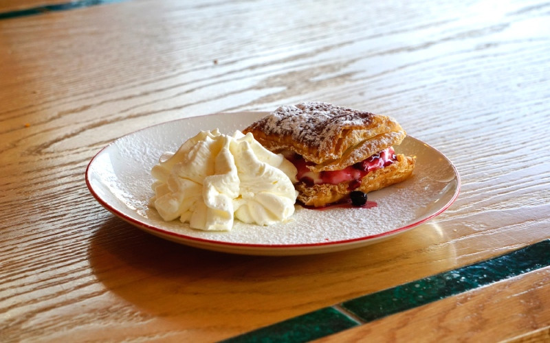 Panchineta avec confiture de fruits rouges