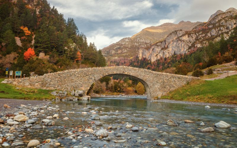 Image du pont de Navarros, où se rejoignent les rivières Ara et Araza.