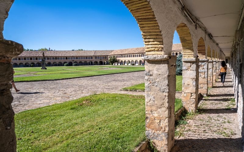 Place principale du château de San Pedro de Jaca