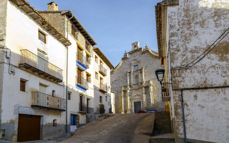 Façade principale de l'église d'Ares