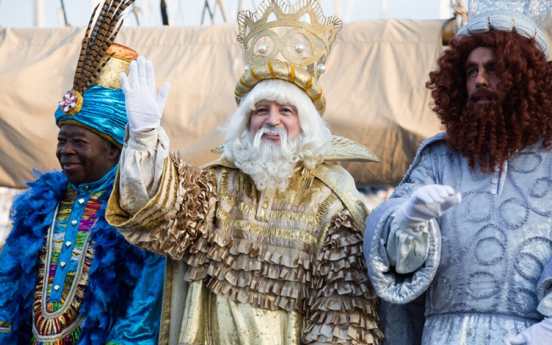 Les trois rois mages arrivant en bateau à Barcelone