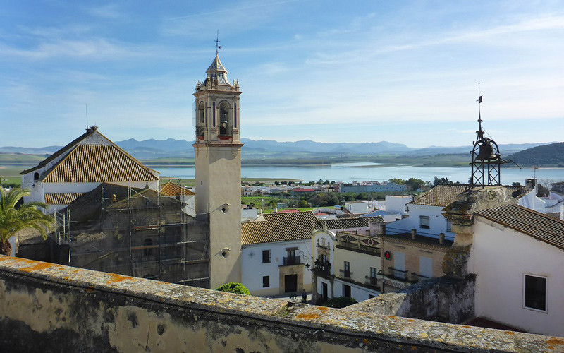 Vue du haut du palais où l'on peut voir le réservoir et la tour de l'église