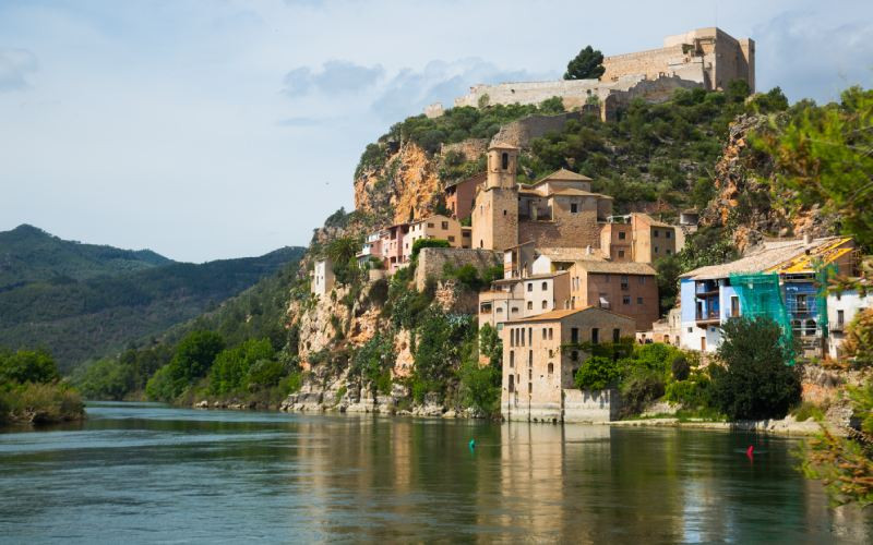 Vue du château depuis l'Ebre