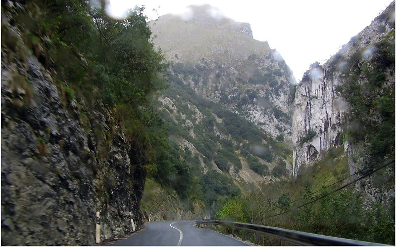 Route intérieure de la gorge de l'Hermida