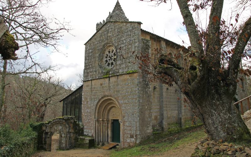 Vue de la façade principale du monastère de Santa Cristina