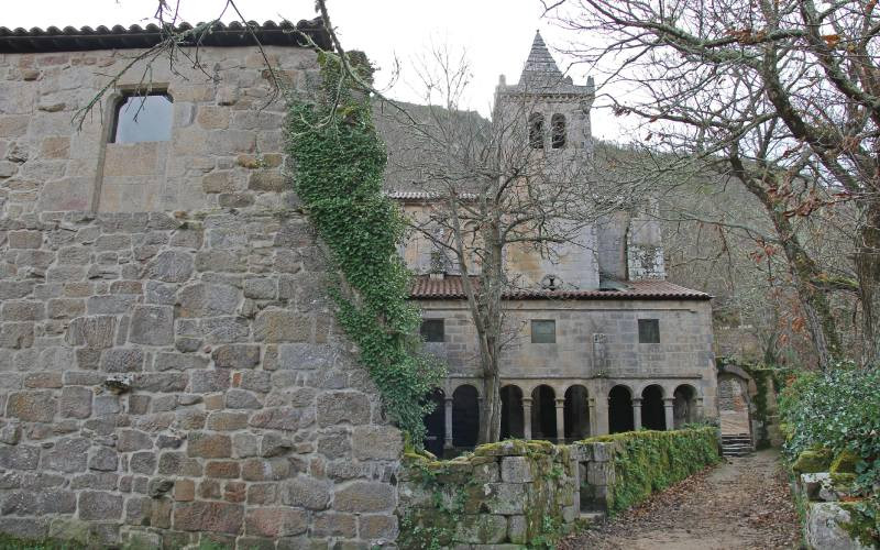 Monastère de Santa Cristina de Ribas de Sil vu de dos