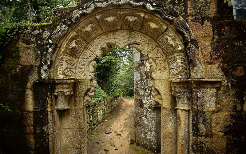 Portique d'entrée au cloître du monastère de Santa Cristina