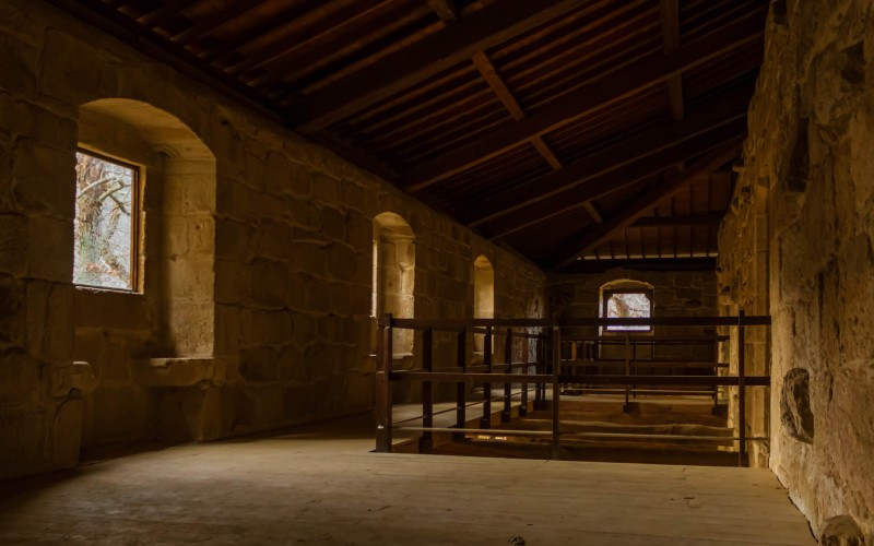 Intérieur, dans la semi-obscurité, du monastère de Ribas de Sil