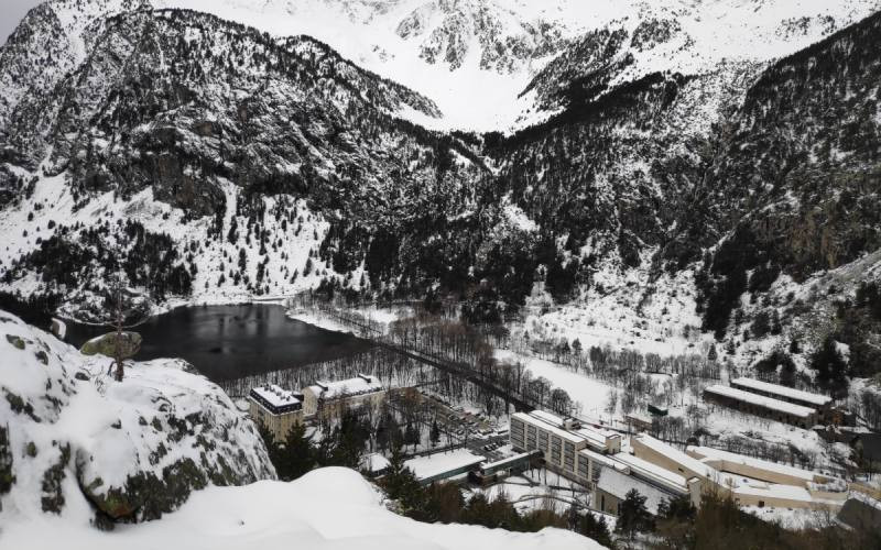 Vue des bains de Panticosa enneigés