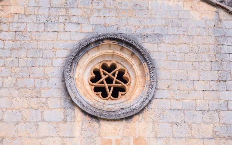 Rosette de cœurs entrelacés de la porte d'entrée de San Bartolomé d’Ucero