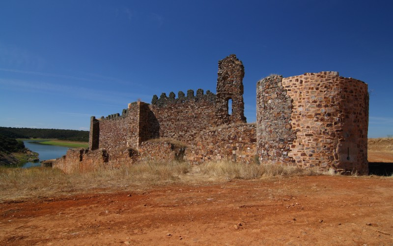 Le château de Castrotorafe avec la rivière Esla comme témoin