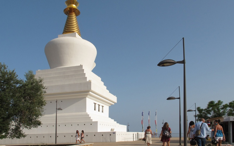 De nombreux visiteurs viennent au Stupa pour contempler les vues de la Costa del Sol