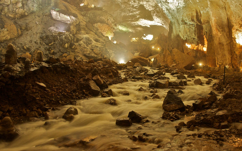 Rivière à l'intérieur de la grotte de Valporquero