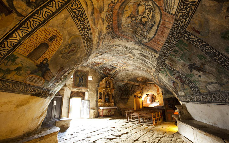 Peintures murales dans l'église San Bernabé 