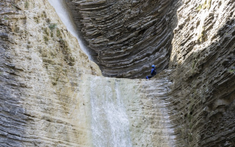 Gros plan sur la paroi du ravin, avec les rochers disposés en couches