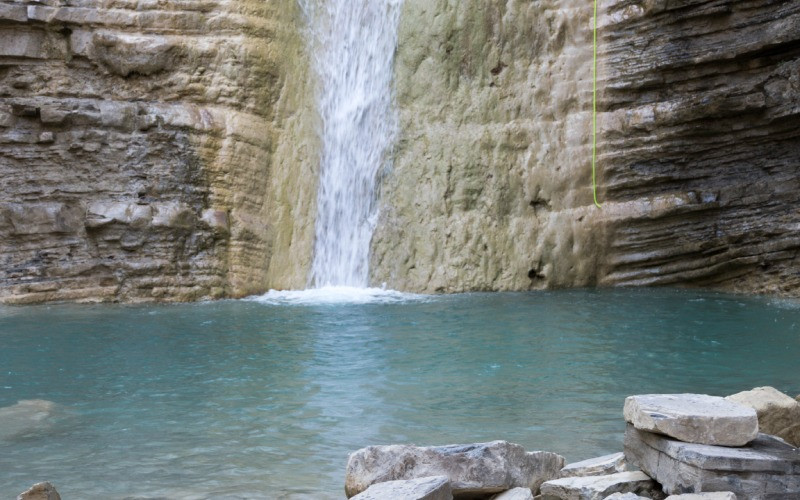 Bassin naturel formé à la fin de la chute d'eau d'Orós Bajo