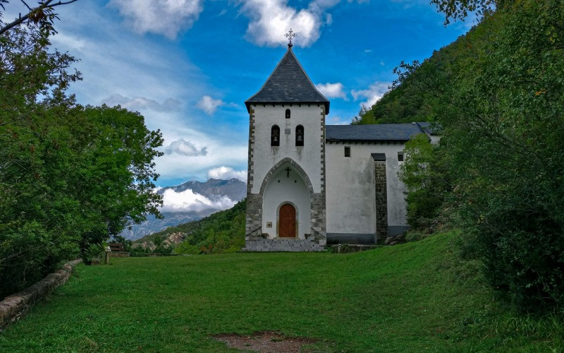 L'église de Santa Elena émergeant de la végétation