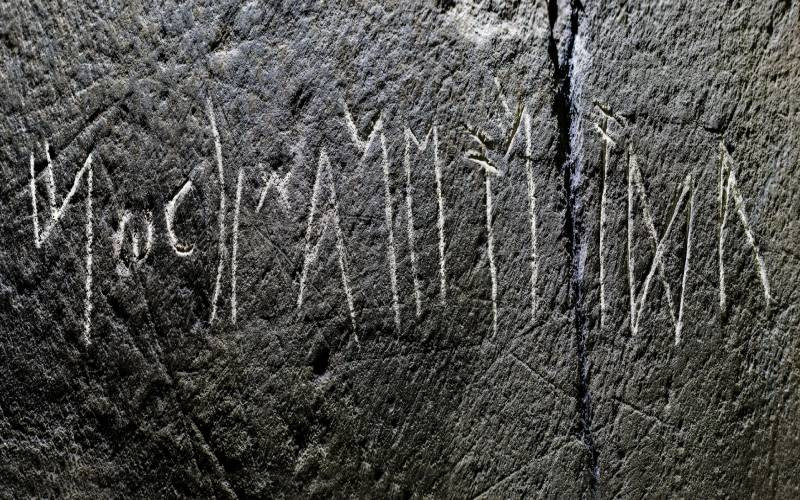 Stèle en ardoise avec des lettres tartessiennes du Musée archéologique de Cáceres