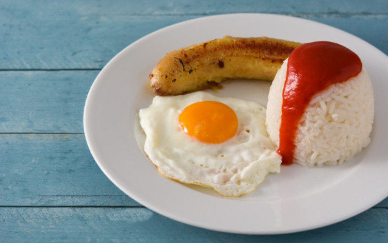 Présentation traditionnelle du riz à la cubaine