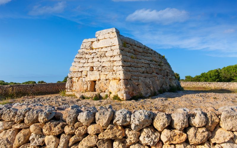 L’entrée de la Naveta des Tudons