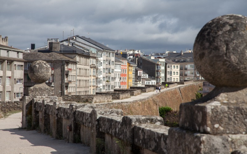 Le parapet ou la passerelle du mur romain de Lugo