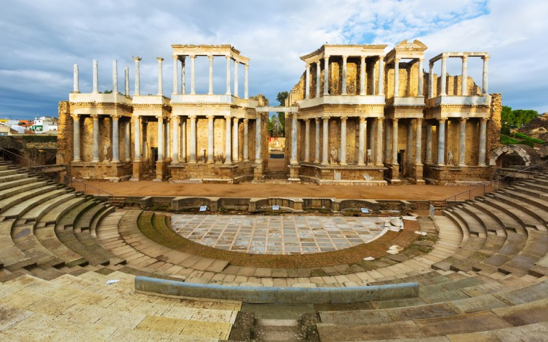 Vue proche du mur de l'impressionnant théâtre romain de Mérida