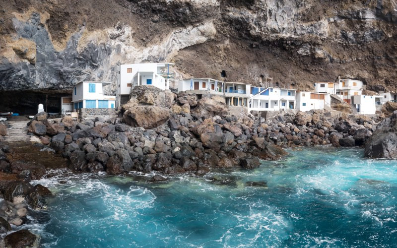 Les maisons blanches de Porís de Candelaria, entre les rochers de la grotte 