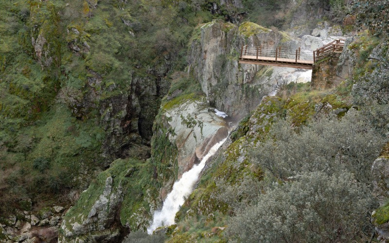 Une passerelle au-dessus du vide