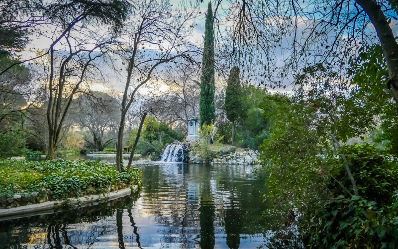 Vue des jardins et du lac principal d'El Capricho