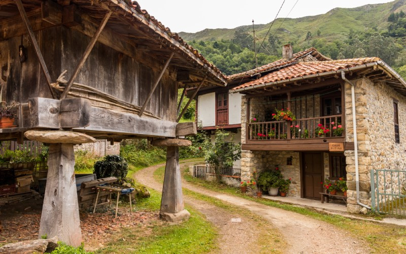 À Espinaréu, vous pouvez voir les horreos asturiens classiques