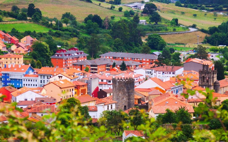 Vue depuis les abords du joli village de Salas