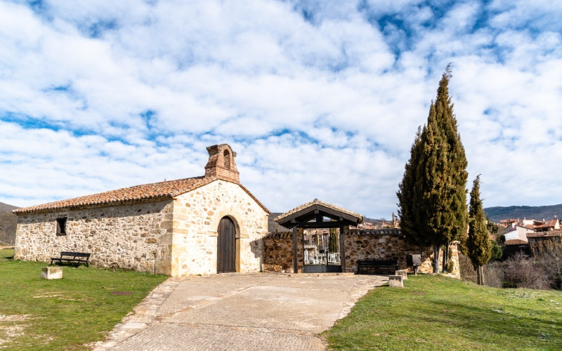 Chapelle Nuestra Señora de los Dolores et cimetière d’Horcajuelo de la Sierra