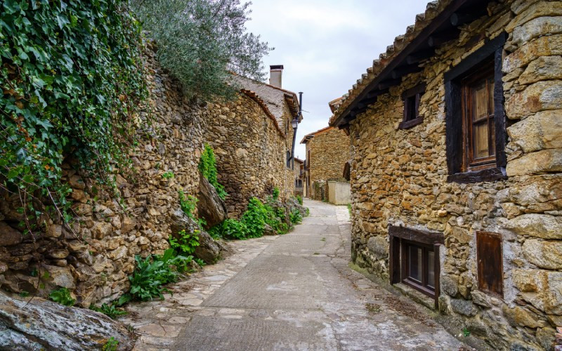 Ruelle étroite pleine d'architecture traditionnelle à Horcajuelo de la Sierra