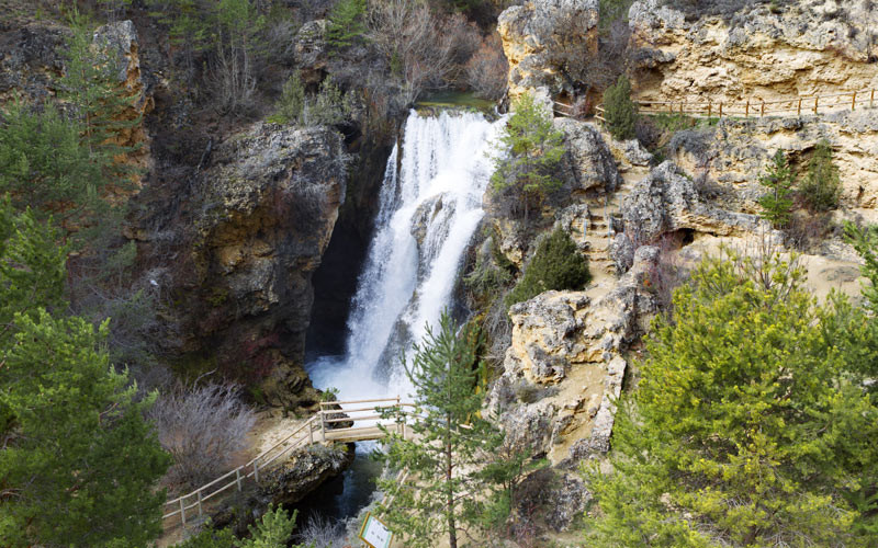 Cascade de Calomarde avec un pont-mirador 