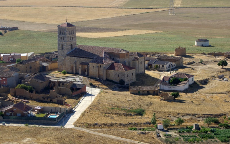 Église de Toremormojón avec sa tour romane stylisée et sobre