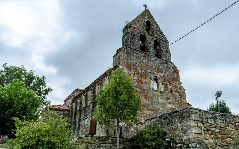 Église de San Cebrián de Mudá avec son clocher-mur roman qui domine la vue du village