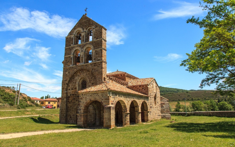 Collégiale de San Salvador, de style roman construite entre les 12e et 13e siècles