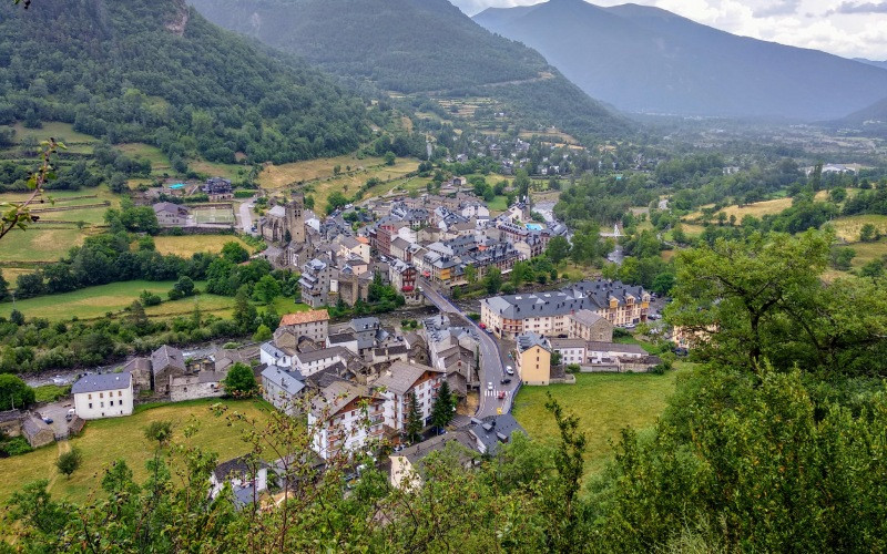 Broto séparé par la rivière