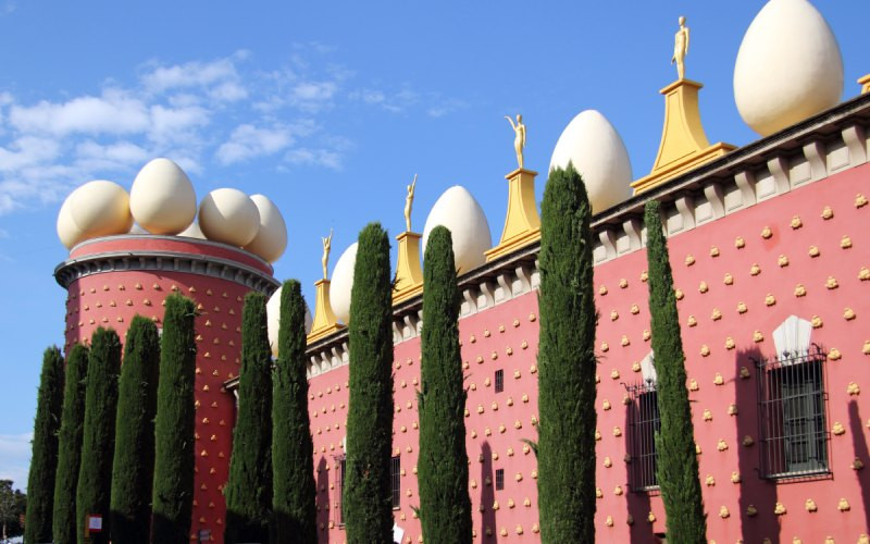 Extérieurs du Théâtre-Musée Dalí