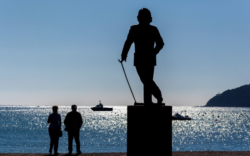 Statue en hommage à Salvador Dalí à Cadaqués