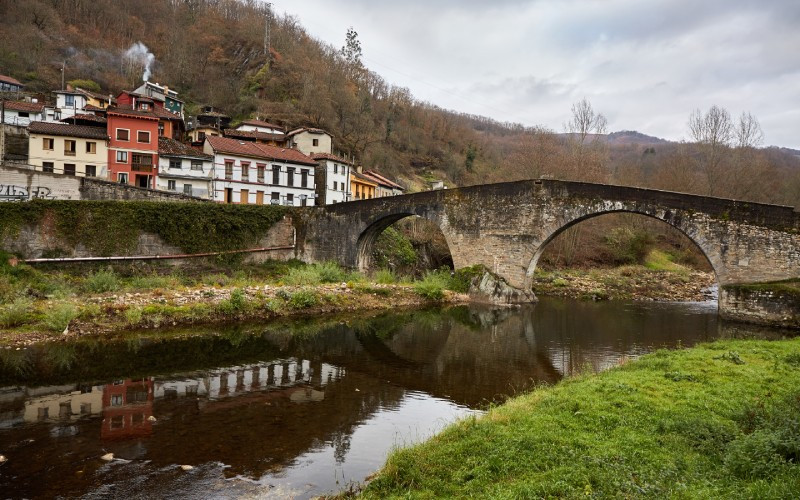 Pont El Arco sur la rivière Nalón, à Laviana