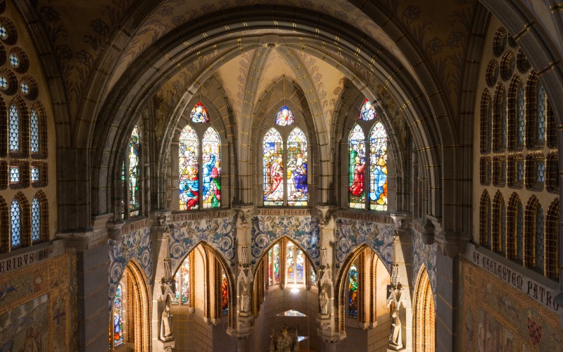 Un échantillon du style d'église qui domine l'intérieur