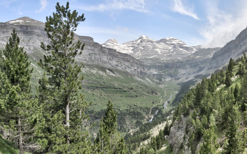 Le massif du Mont Perdu semble émerger de nulle part