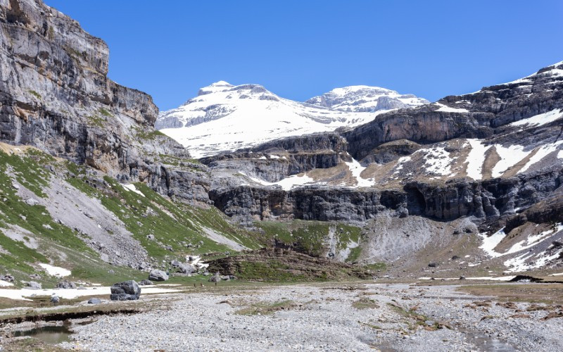 La légende du Mont Perdu raconte que sa formation est la conséquence d'une vengeance