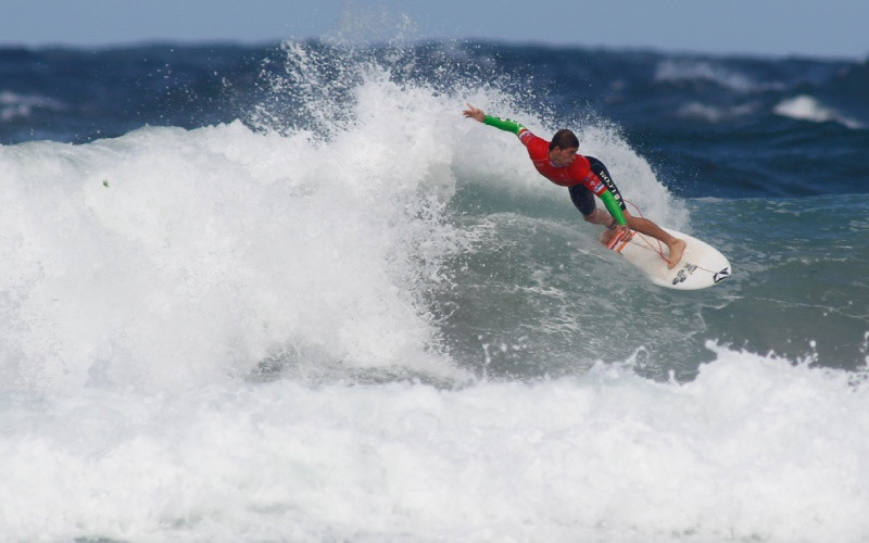 Un surfeur sur la plage de Pantín en Galice