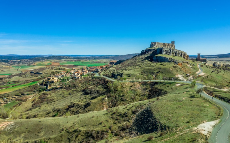 Vue panoramqiue du château d'Atienza et du village