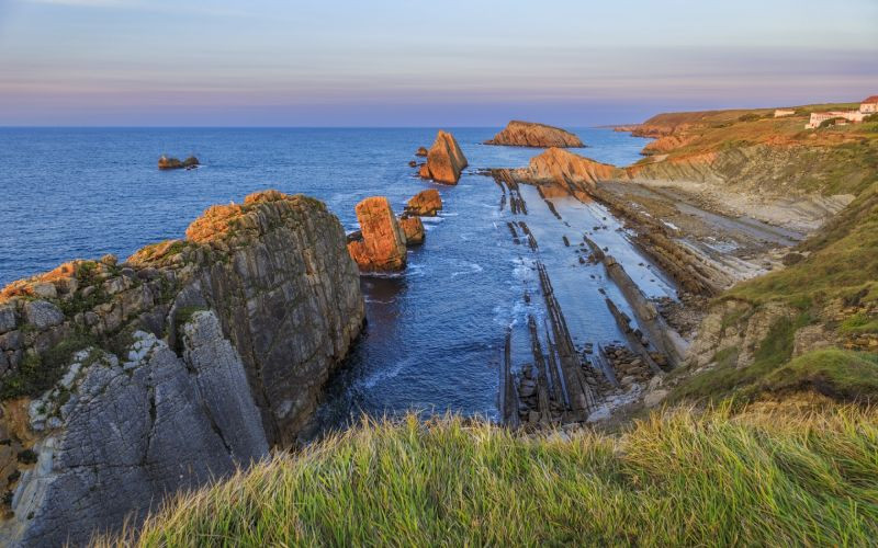 La plage d'Arnía au coucher du soleil