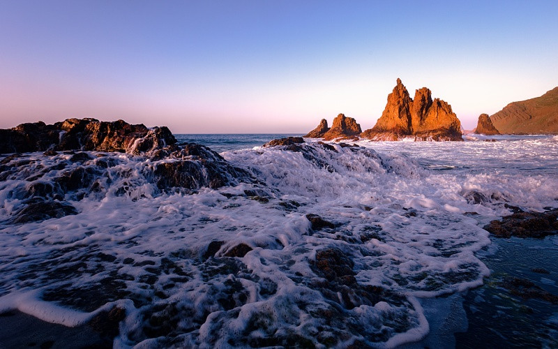 Les couchers de soleil, la force de la mer et les formes naturelles de la plage de Benijo